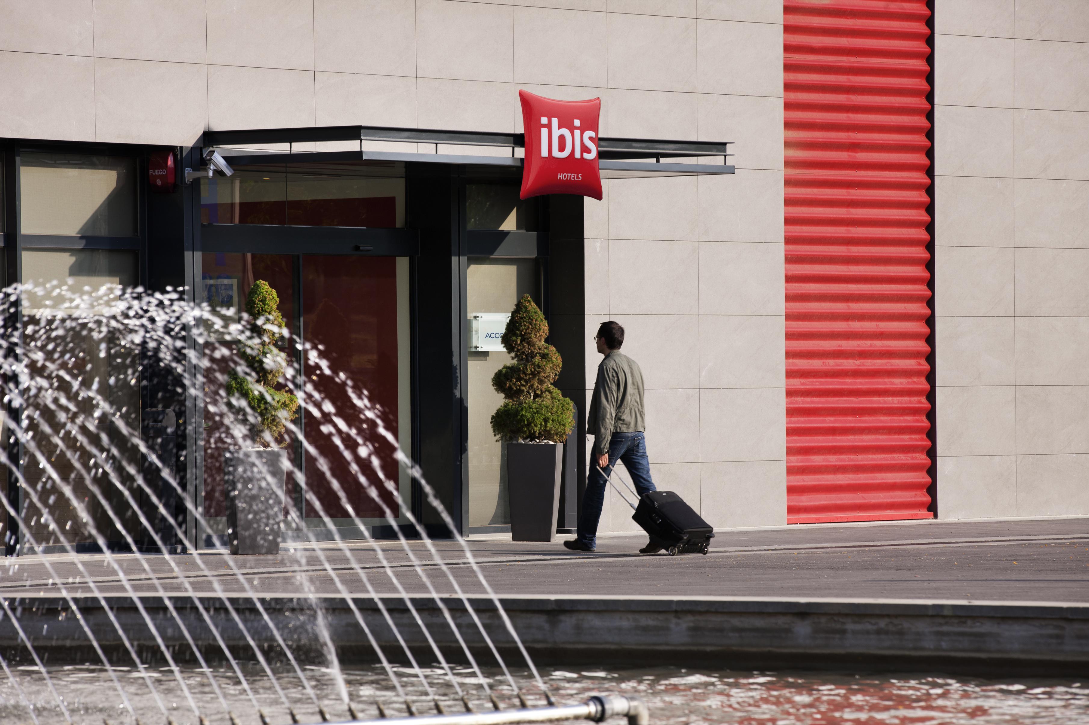 Ibis Ripollet Hotel Exterior foto